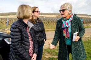 Colette-Barbier-explique-le-vin-et-le-terroir-lors-d'un-wine-tour